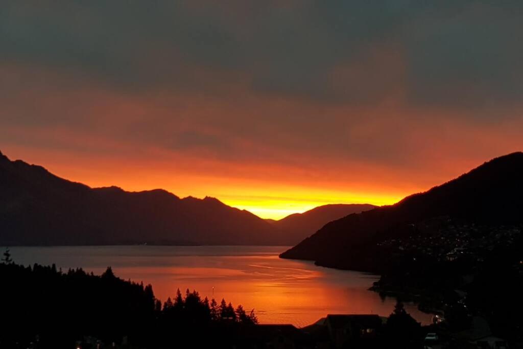 Stunning Home With Amazing Wakatipu Lake Views Queenstown Buitenkant foto